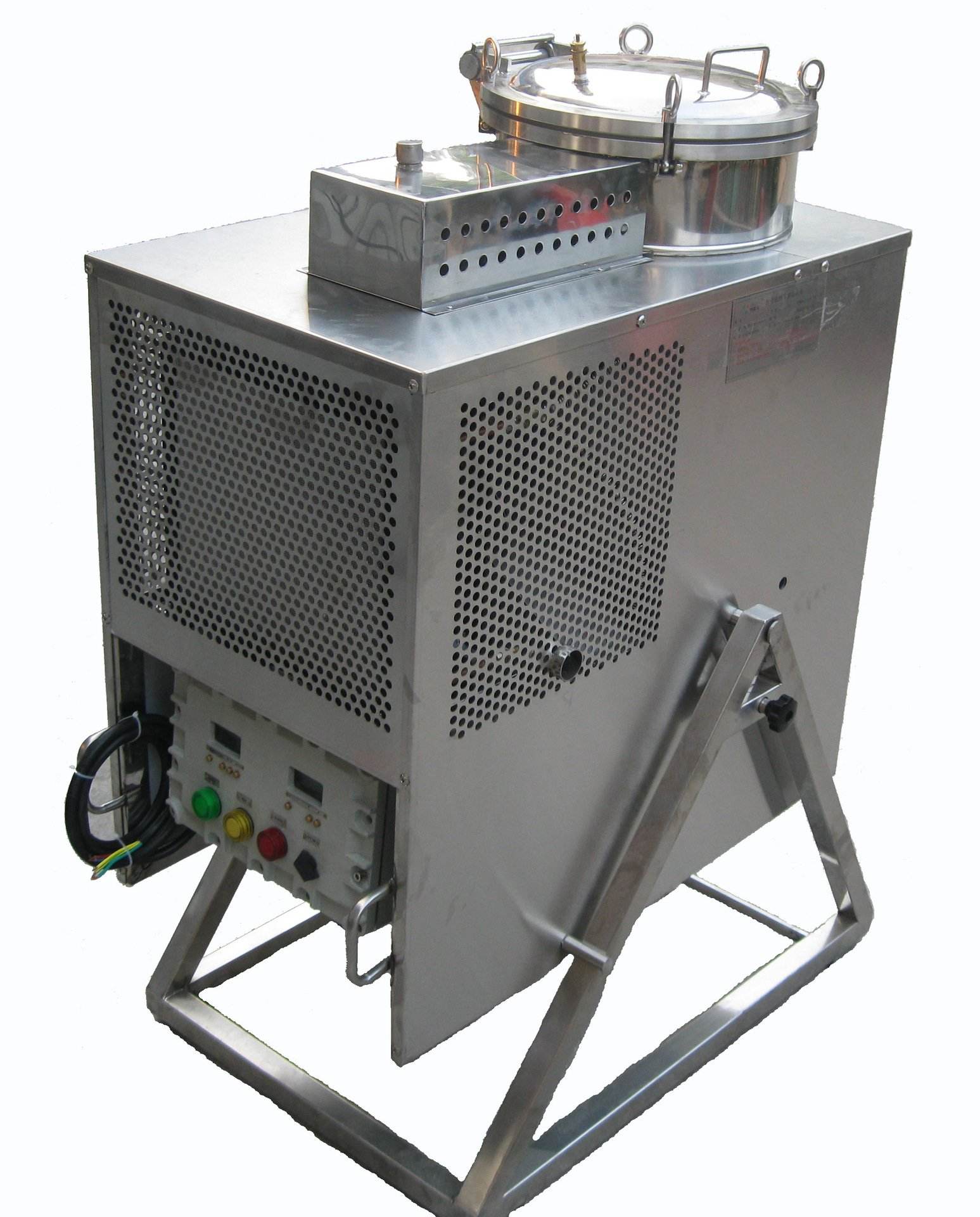 有機溶劑回收凈化系統是在是在傳統溶劑氣體回收技術的基礎上研發出的具有自主知識產權的，通過氣體的吸附和解吸過程對揮發性溶劑進行回收，回收效率９5％以上，并可根據不同溶劑的性質和用戶需要提供個性化解決方案。