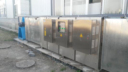 光解凈化設備 造紙廠制漿廢氣處理設備設計安裝利用UV光解凈化設備發(fā)出特制的高能UV紫外線光束照射惡臭氣體，裂解H2S、硫化物、VOC類、苯、甲苯、二甲苯的分子鏈結(jié)構(gòu)，使有機或無機高分子惡臭化合物分子鏈，在高能紫外線光束照射下，降解轉(zhuǎn)變成低分子化合物，如CO2、H2O等。利用高能UV光束裂解惡臭氣體中細菌的分子鍵，破壞細菌的核酸（DNA），再通過臭氧進行氧化反應，徹底達到脫臭及殺滅細菌的目的。