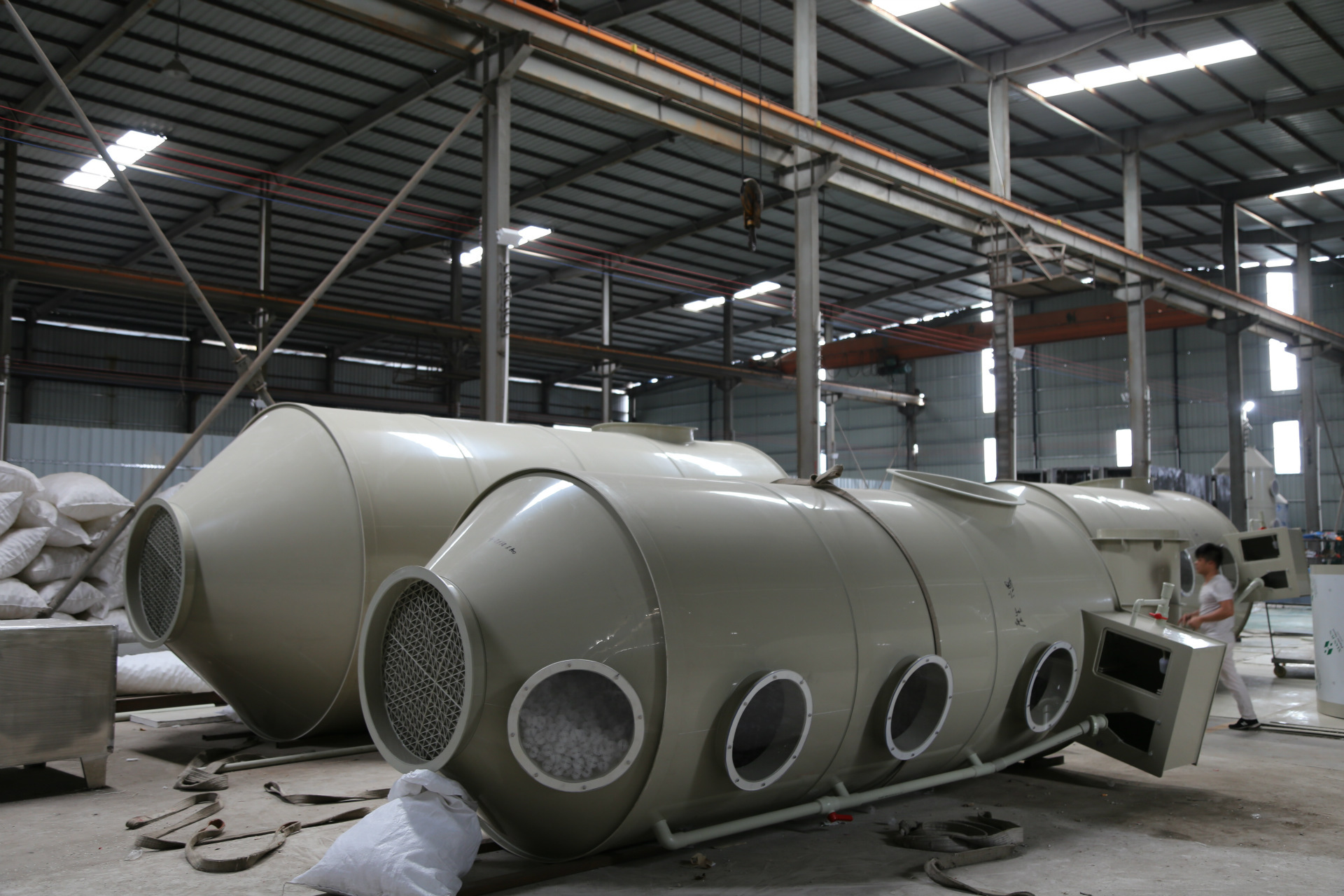 采用該工藝處理某PVC塑料生產企業的生產廢氣，吸收液在噴淋塔循環液中所占體積分數為15%時，廢氣中各污染物指標的去除率達85%以上，對于難處理的苯系物也能較好地去除；處理后廢氣中各污染物指標的含量滿足GB14554—1993《惡臭污染物排放標準》和DB44/27—2001《大氣污染物排放限值》的要求；該工藝裝置運行費用較低，僅為電費和少量藥劑費用，吸收液可循環使用，設備保養及維護簡單，可滿足市場需求。