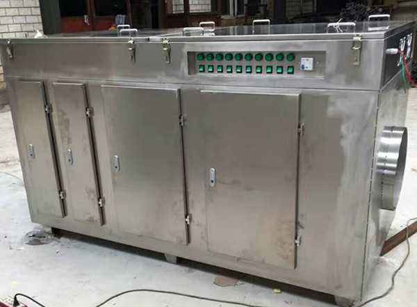 該膠鞋廠除臭設備的原理就是一系列的化學反應，讓有機廢氣變成無污染的二氧化碳和水，在該設備的后面又加入了一個等離子凈化器，藥水洗滌設備凈化率在百分之八十左右，經過等離子凈化器以后凈化率達到了百分之九十五以上，達到了當地排放標準，目前已經正常使用之中，我們保證每套設備都會檢測達標，不讓客戶失望。