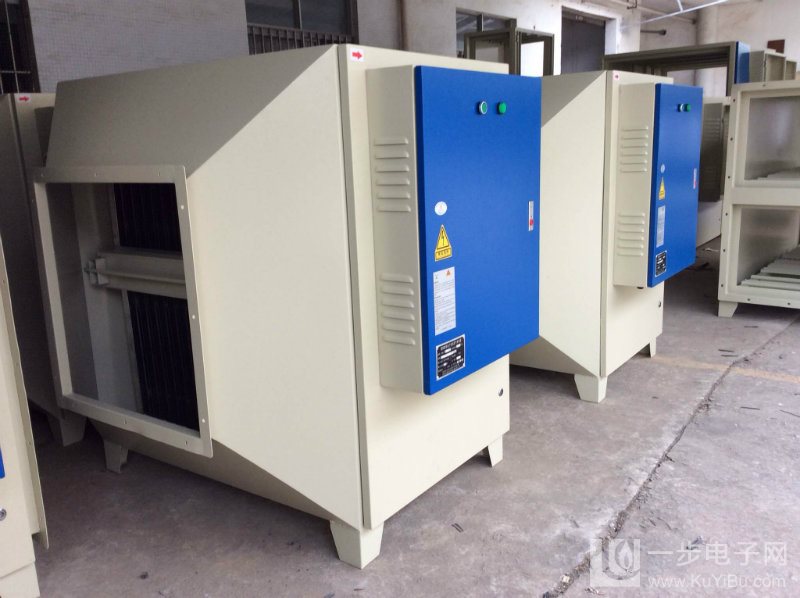  膠鞋廠除臭設備也有采用采用UV光解廢氣凈化裝置+活性炭吸附床相結合的方式，確保廢氣處理后完全達到環保部門的相關排放標準。廢氣首先由集氣罩收集經管道進入UV光解廢氣凈化裝置，處理后再進入活性炭吸附床進行進一步深化處理。