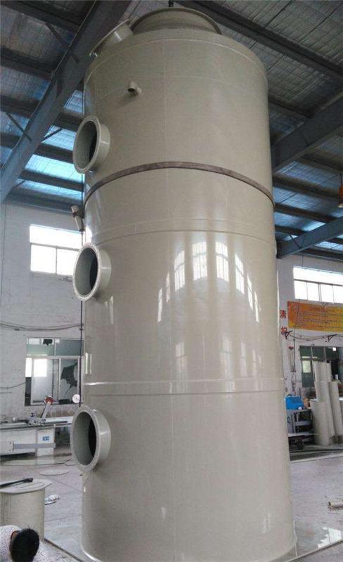 含塵氣體由筒體下部順切向引入，旋轉上升，塵粒受離心力作用而被分離，拋向筒體內壁，被筒體內壁流動的水膜層所吸附，隨水流到底部錐體，經排塵口卸出。水膜層的形成是由布置在筒體的上部幾個噴嘴、將水順切向噴至器壁。這樣，在筒體內壁始終覆蓋一層旋轉向下流動的很薄水膜，達到提高除塵效果的目的。