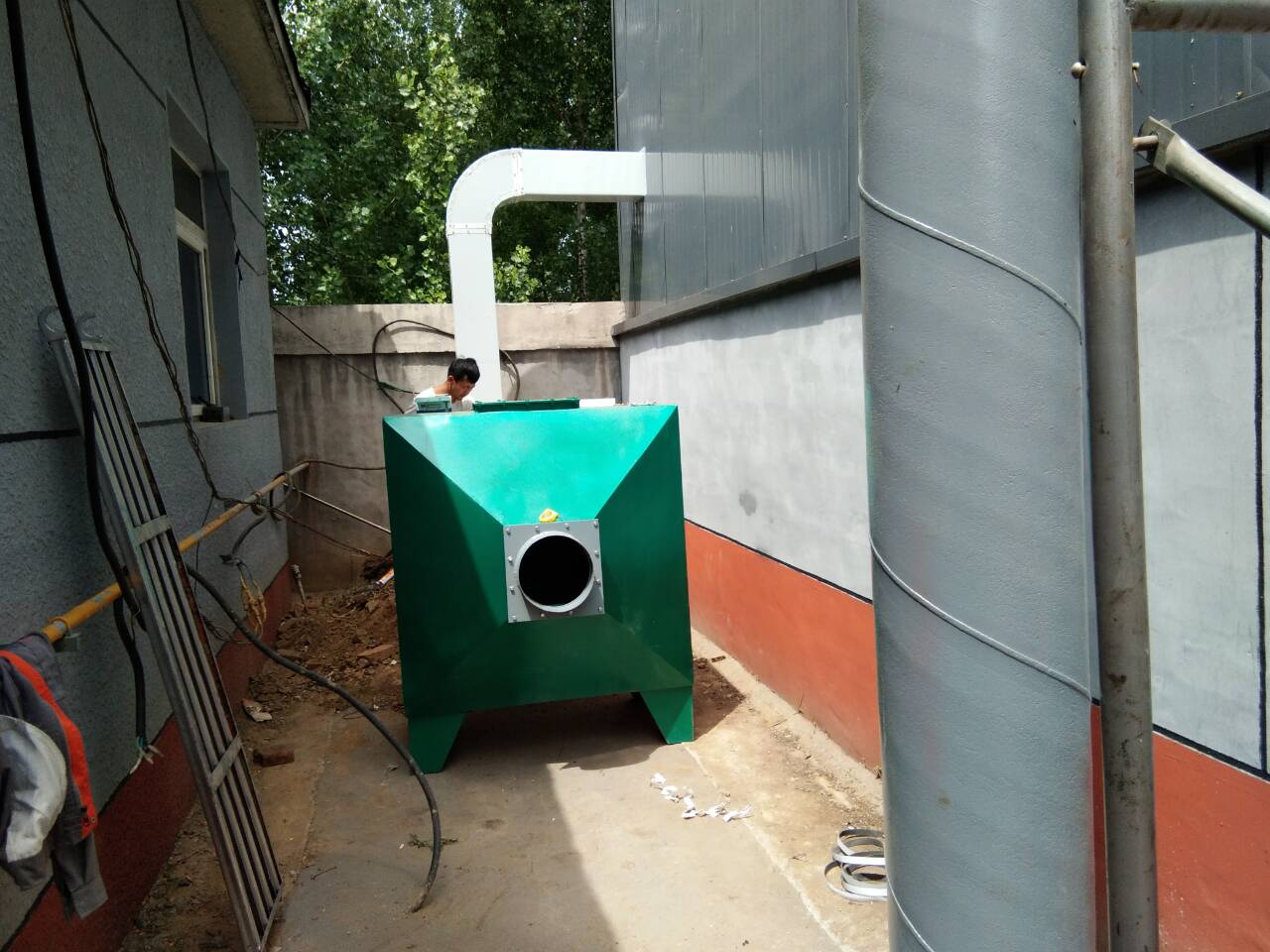 對于電子廠行業(yè)廢氣處理解決方案，以上是介紹了幾種方法，具體用什么廢氣處理設(shè)備還需要根據(jù)客戶現(xiàn)場勘查收集的信息，來制定合理的收集+處理，這樣才能保證廢氣的凈化效果，我們有上百家電子廠的廢氣處理工程案例可以讓客戶現(xiàn)場進行考察，或者直接與我們聯(lián)系，讓我們技術(shù)人員現(xiàn)場為您設(shè)計廢氣處理方案和報價