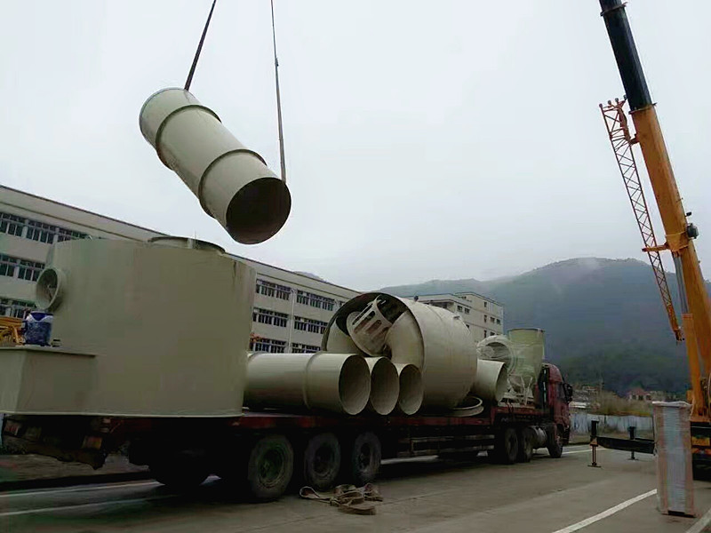 針對城市污水處理工藝特點，采用的噴淋吸附方法，將廢氣收集，送入噴淋塔噴淋，去除各類異味達到凈化氣體的效果。該方法投資少、運行成本低、占地空間小、效果好，無二次污染。