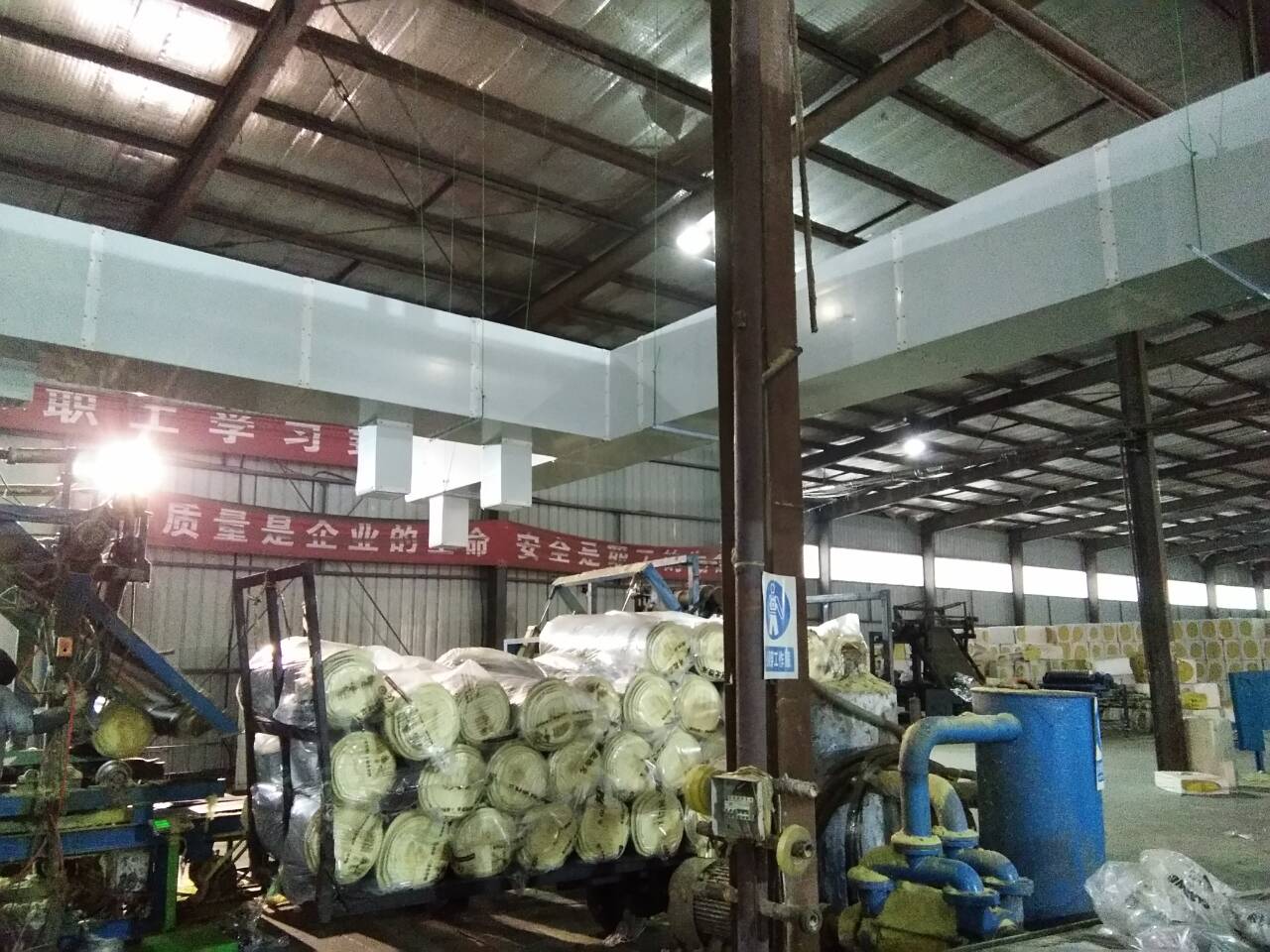 大型節(jié)能吊扇舒適的自然風(fēng)解決了以下問(wèn)題  1、物流園多為鋼結(jié)構(gòu)現(xiàn)場(chǎng)，到了夏天，室內(nèi)溫度比室外溫度高！  2、工作場(chǎng)所面積大的空氣不流通等，員工的工作環(huán)境普遍不好，工作效率低，有時(shí)會(huì)因悶熱而中暑。  3、工廠工作環(huán)境差，員工流動(dòng)性大，企業(yè)人工費(fèi)增加。  4、物流現(xiàn)場(chǎng)、倉(cāng)庫(kù)面積大，員工分散，主要用于堆積貨物，降溫?fù)Q氣設(shè)備難以選擇！