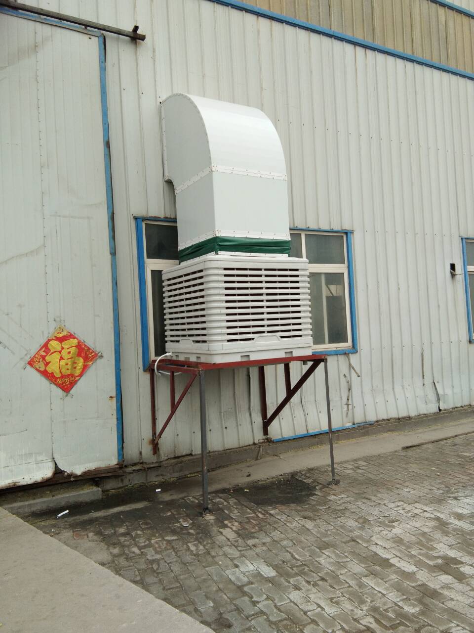 　車間降溫設備是根據水蒸發吸熱降溫的物理原理進行降溫的，所以該降溫設備運行成本是極低的。這樣人員的降溫問題解決了，投資成本也能控制在合理的范圍。