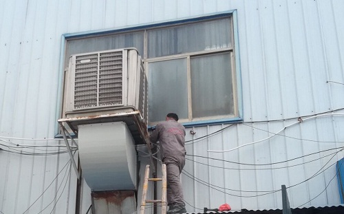 工廠降溫一般有幾個方法： 1、安裝傳統的空調、中央空調等。 優點：降溫效果好。缺點：投入成本大、耗電。 2、安裝吊扇、牛角扇、落地扇。 優點：成本低。缺點：效果差。 3、安裝負壓風機、降溫水簾、環保空調，等降溫設備。 優點：降溫范圍廣、降溫成本低、投入成本中等、可以改善廠房工作環境。 缺點：影響美觀、安裝體積大、降溫效果中等。