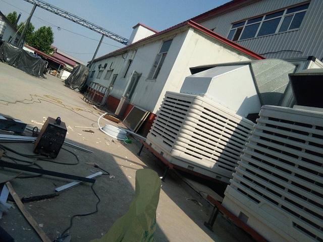 濕簾冷風(fēng)機(jī)和風(fēng)機(jī)水簾降溫系統(tǒng)是目前利用水蒸發(fā)原理降溫的兩種重要方式，在國內(nèi)車間降溫，廠房降溫，養(yǎng)殖場降溫，溫室大棚中都能見到。濕簾冷風(fēng)機(jī)與風(fēng)機(jī)水簾降溫系統(tǒng)都是利用軸流風(fēng)機(jī)的負(fù)壓原理加速了濕簾的水蒸發(fā)效率，并將涼氣鼓入或吸入室內(nèi)形成降溫的不同方式實(shí)現(xiàn)形式。原理一致，都是水蒸發(fā)降溫；外形不一樣，因?yàn)闈窈熇滹L(fēng)機(jī)是由外向內(nèi)鼓涼氣，風(fēng)機(jī)水簾降溫系統(tǒng)是由風(fēng)機(jī)將室內(nèi)熱空氣外排，同時(shí)將濕簾處降溫后的涼氣吸入室內(nèi)。