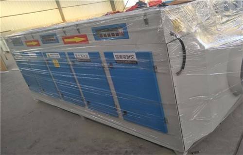 噴漆房廢氣處理裝置活性炭吸附裝置采用的是前邊有初效過濾棉或者活性炭棉，阻擋油漆顆粒物，然后采用V型過濾網，過濾掉比較細微的顆粒物，然后再引入設備的活性炭吸附區，通過蜂窩活性炭、柱狀活性炭或者顆粒狀活性炭進行吸附，吸附之后的廢氣再排放。